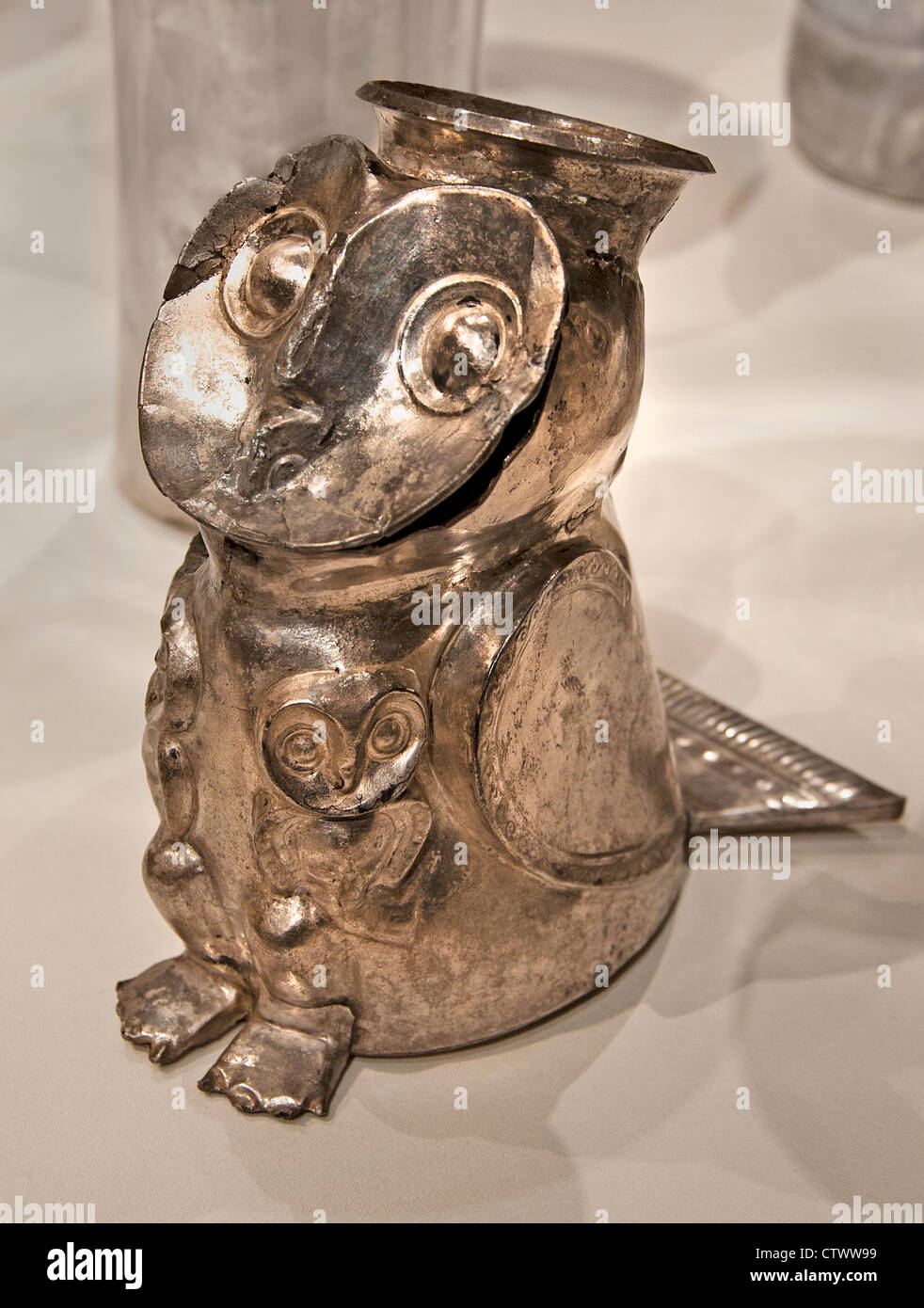 Eule Schiff 14. – 15. Jahrhundert Peru Kultur Chimú Silber H. 6 1/2 X W. 3 x D. 6 Zoll (16,5 x 7,6 x 15,2 cm) Stockfoto