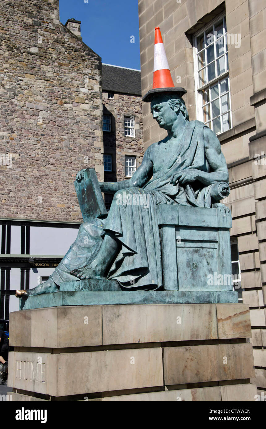Statue von David Hume (Philosoph und Historiker) mit einem Verkehr Kegel auf dem Kopf vor dem High Court in Edinburgh, Schottland. Stockfoto