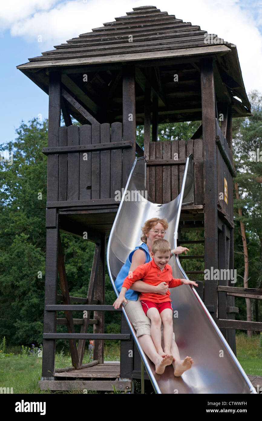 Mutter und Sohn, die hinunter der Folie auf Burgwall Insel, Teterow, Mecklenburg-Schweiz, Mecklenburg-West Pomerania, Deutschland Stockfoto