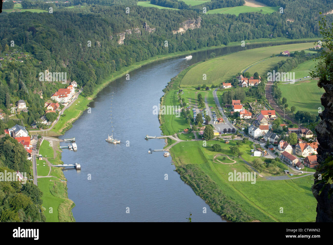 Panoramablick auf die Elbe in der Nähe von Rathen aus Bastei Sicht, Sächsische Schweiz, Sachsen, Deutschland Stockfoto
