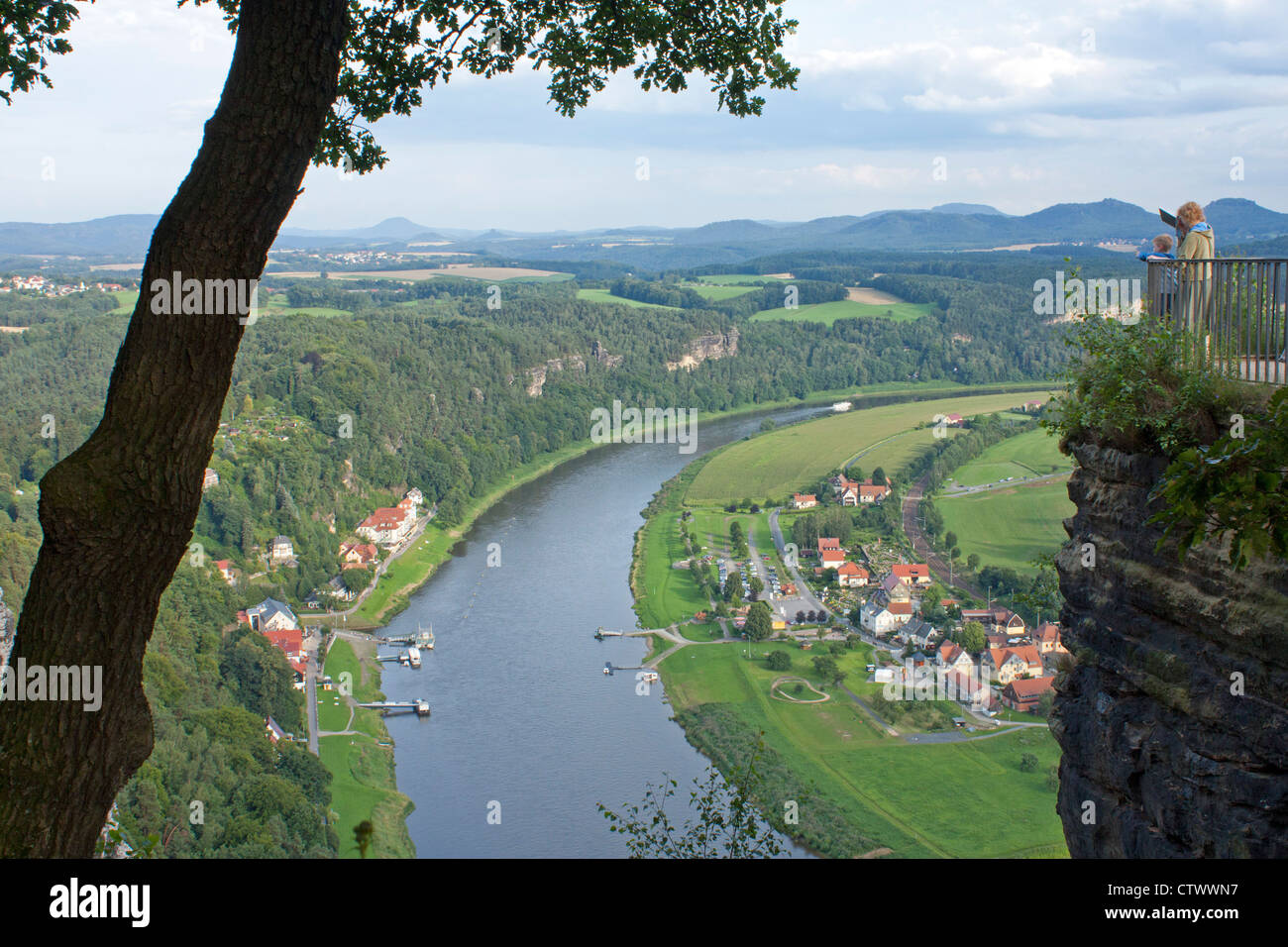 Panoramablick auf die Elbe in der Nähe von Rathen aus Bastei Sicht, Sächsische Schweiz, Sachsen, Deutschland Stockfoto