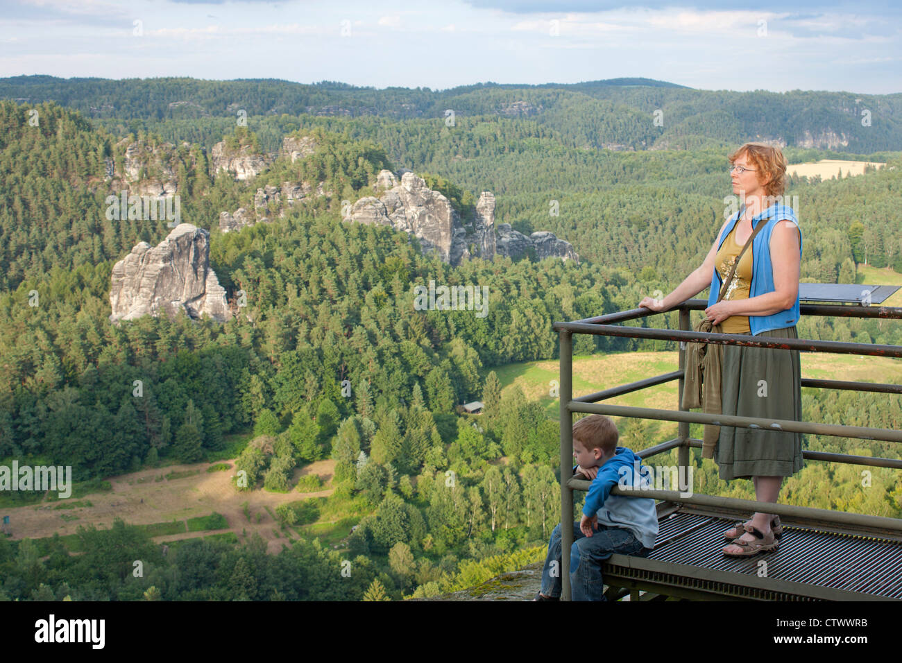 Mutter und Sohn genießen die Aussicht vom Felsenburg Neurathen, Rathen, Sächsische Schweiz, Sachsen, Deutschland Stockfoto