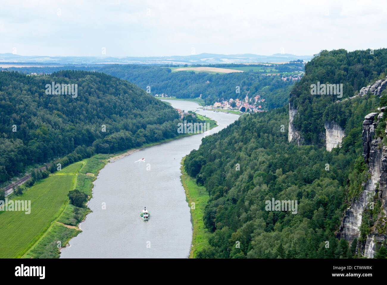 Blick entlang der Elbe mit der Stadt Wehlen, Sächsische Schweiz, Sachsen, Deutschland Stockfoto
