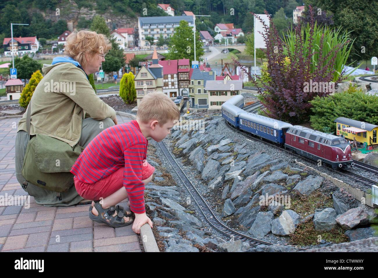 Mutter und Sohn am Eisenbahnwelten (Eisenbahn Welten), Kurort Rathen, Sächsische Schweiz, Sachsen, Deutschland Stockfoto