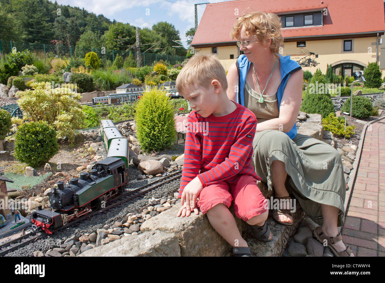 Mutter und Sohn am Eisenbahnwelten (Eisenbahn Welten), Kurort Rathen, Sächsische Schweiz, Sachsen, Deutschland Stockfoto