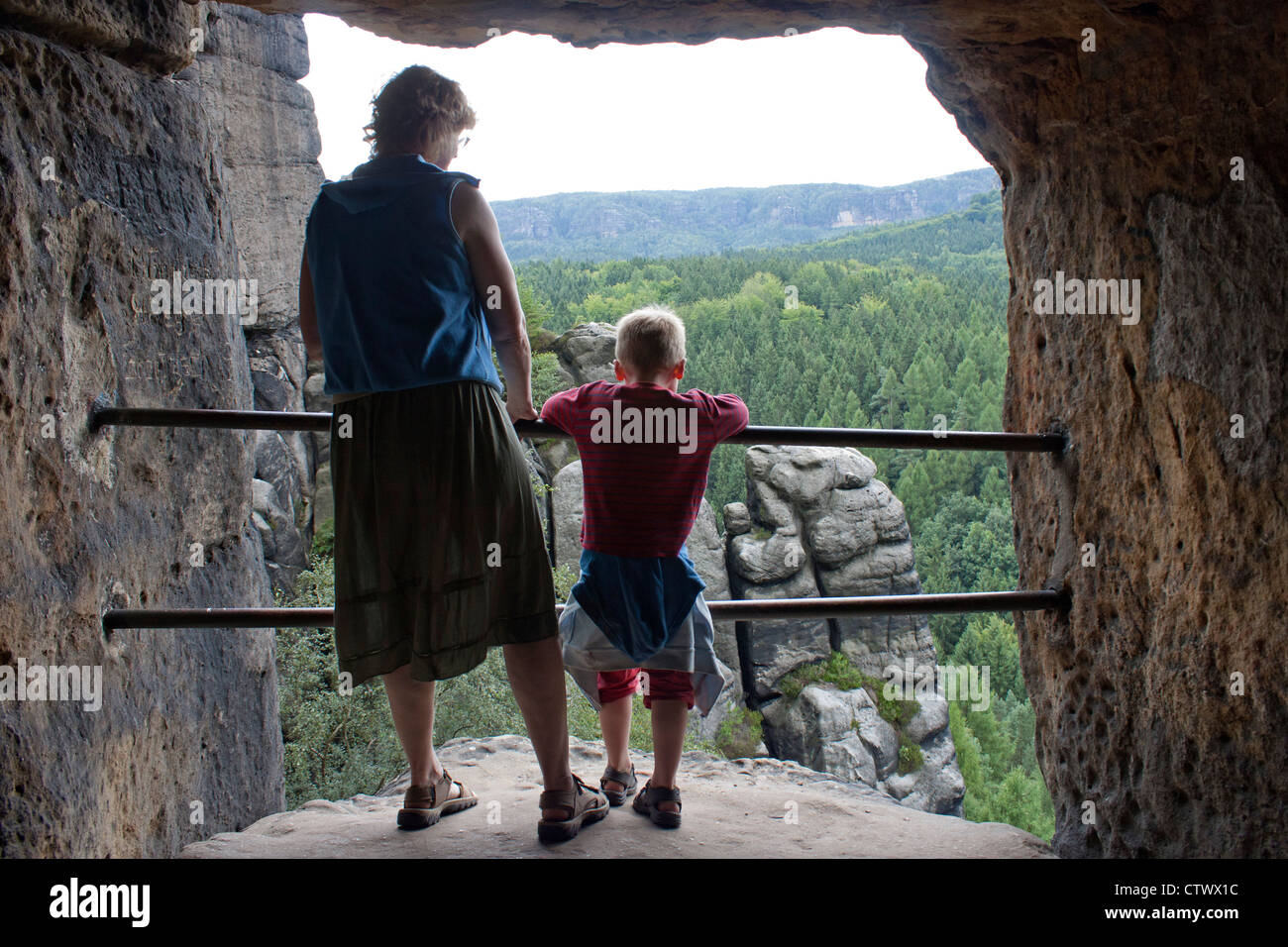 Mutter und Sohn im Inneren Schneiderloch (Tailor´s Loch), Tal der Kirnitzsch, Sächsische Schweiz, Sachsen, Deutschland Stockfoto