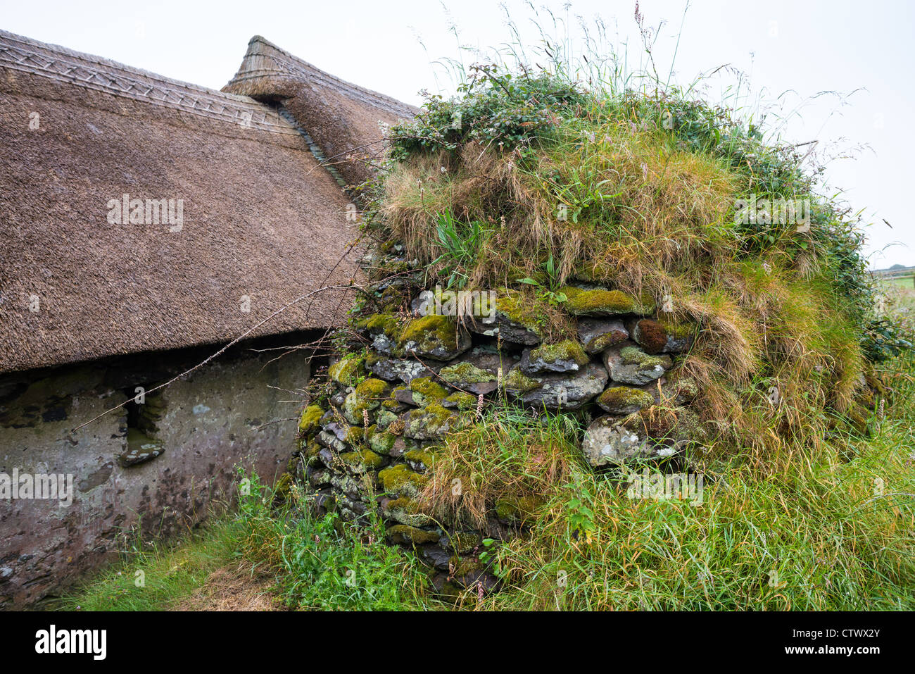 Celtic Trockenmauer corbelled Beehive hut mit Hunger Cottages und Museum, Fahan, Halbinsel Dingle in der Grafschaft Kerry in Irland. Stockfoto
