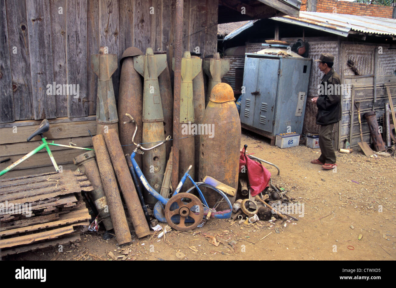 Krieg-Schrott U.S.-Cluster-Bomben & Raketen aus Vietnam-Krieg im Schrott Metall Hof Phonsavan Xieng Khuang Laos Stockfoto