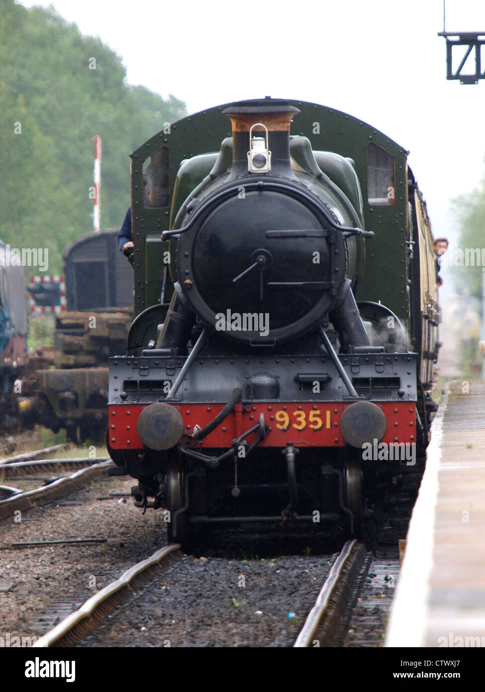 Dampflokomotive Nr. 9351 Ankunft am Bahnhof Minehead, Somerset, Großbritannien Stockfoto