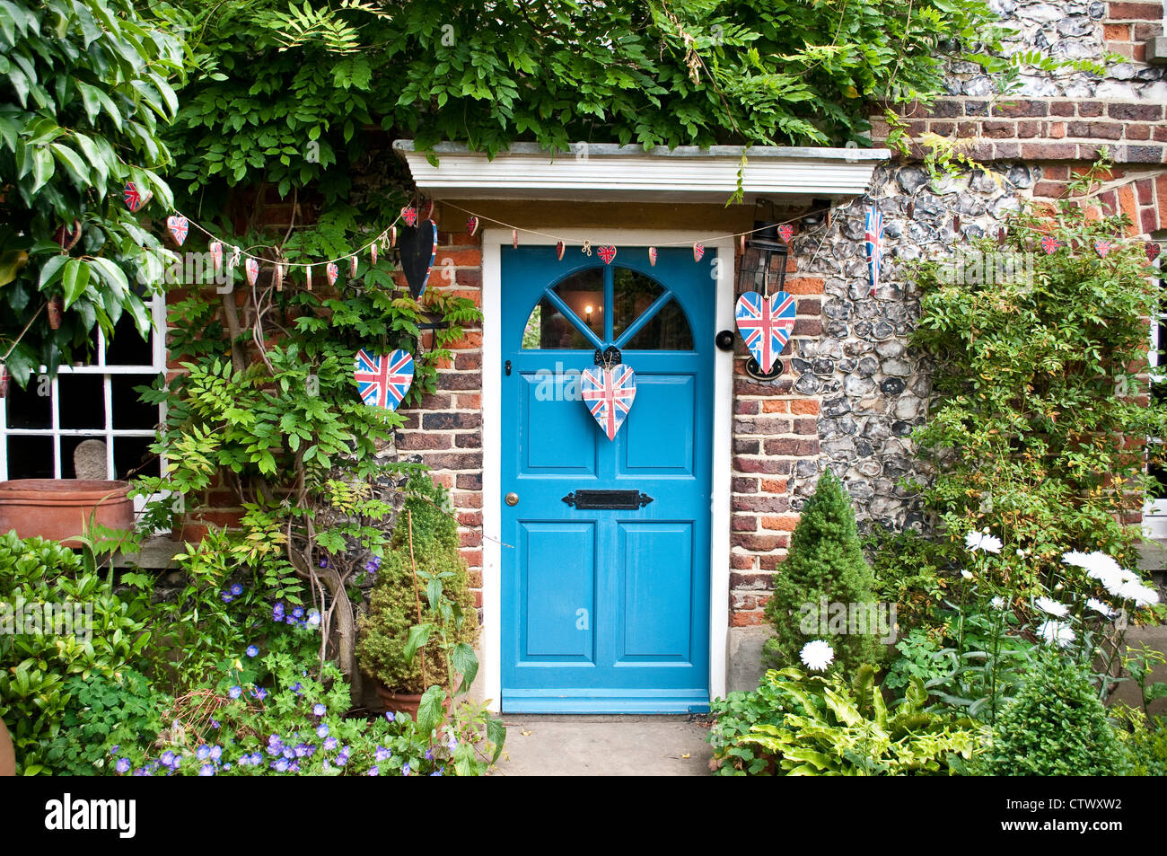 Haus dekoriert mit herzförmigen Union Jacks, Hotel, Kent, England, UK Stockfoto