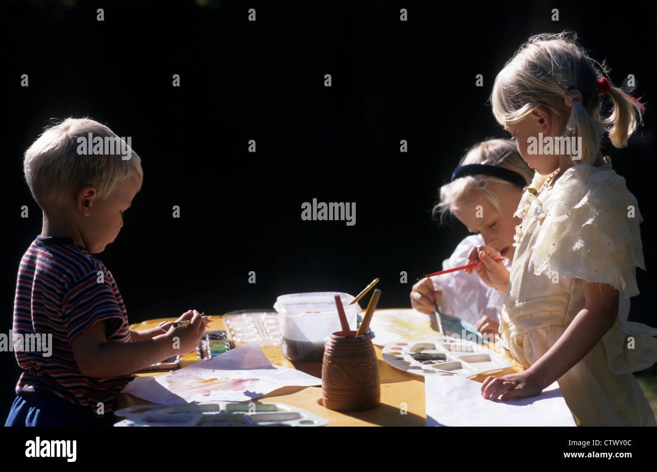 Kinder malen mit Wasserfarben im Alter von 3, 6 & 7. Stockfoto
