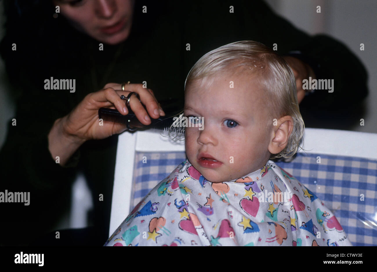 Kleines Kind mit Haare schneiden. Stockfoto