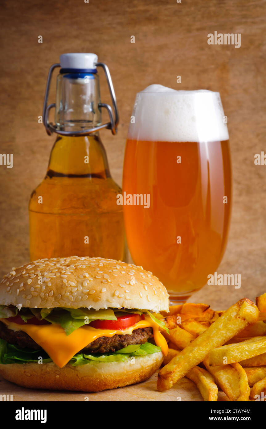 Fast-Food-Hamburger-Menü mit Pommes und Bier Stockfoto