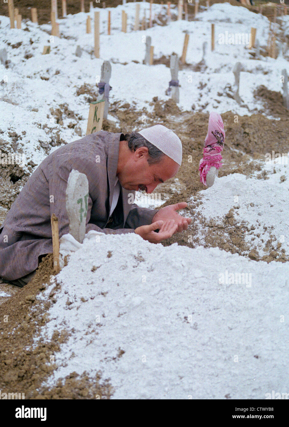 1999 Golcuk Erdbeben folgen. Mann, der betet auf einem Friedhof Golcuk Türkei Stockfoto