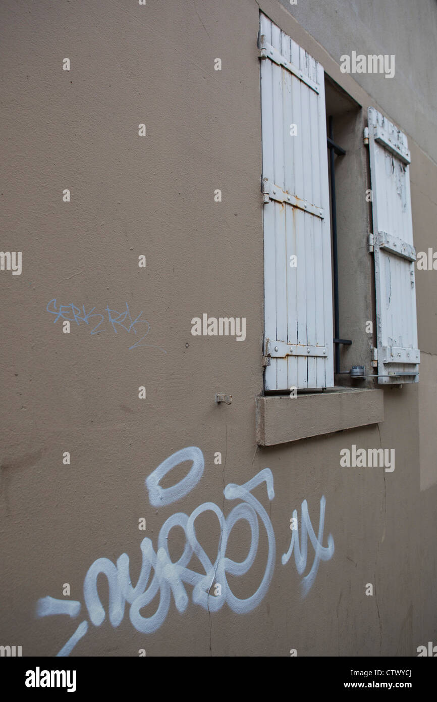 Einige Graffiti auf einem Gebäude mit weißen Fensterläden ist Montmartre, Paris Frankreich Stockfoto