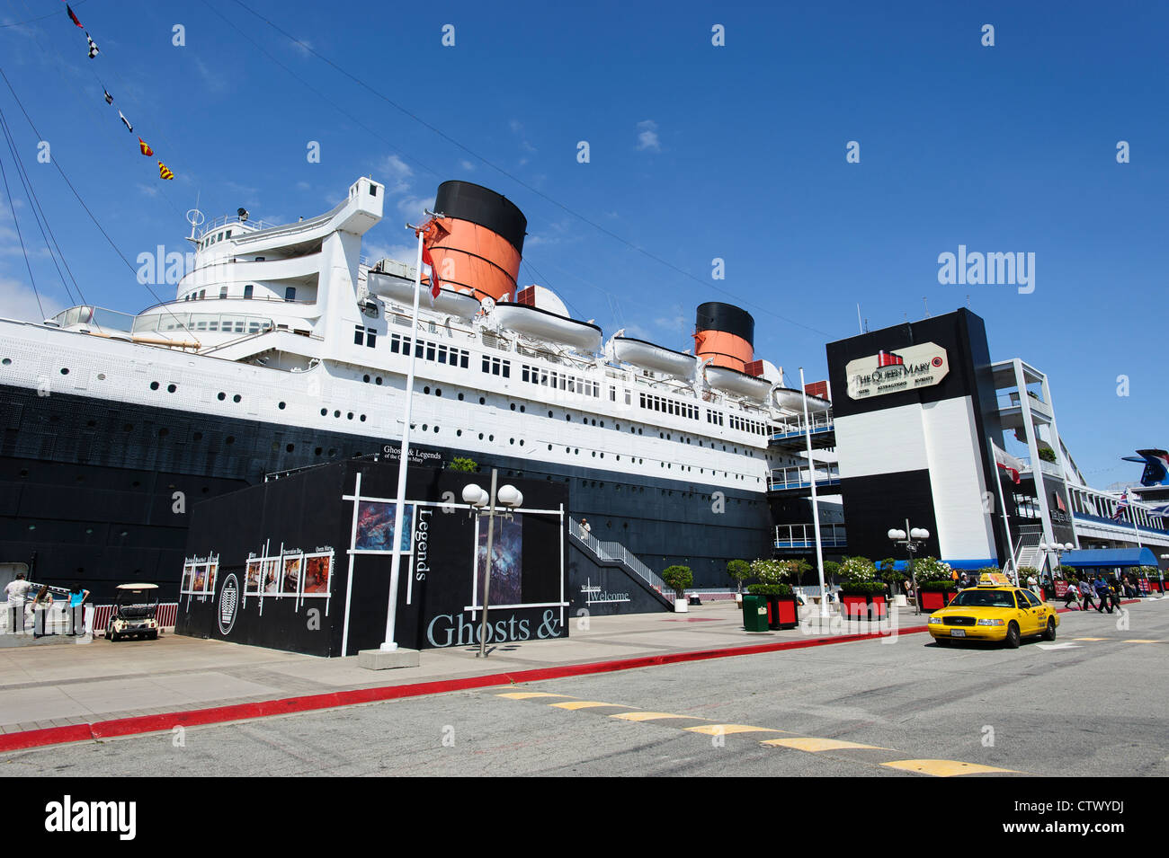 Ehemalige Ozeandampfer Queen Mary vor Anker nun, als ein Hotel in Long Beach, Kalifornien, USA. Stockfoto