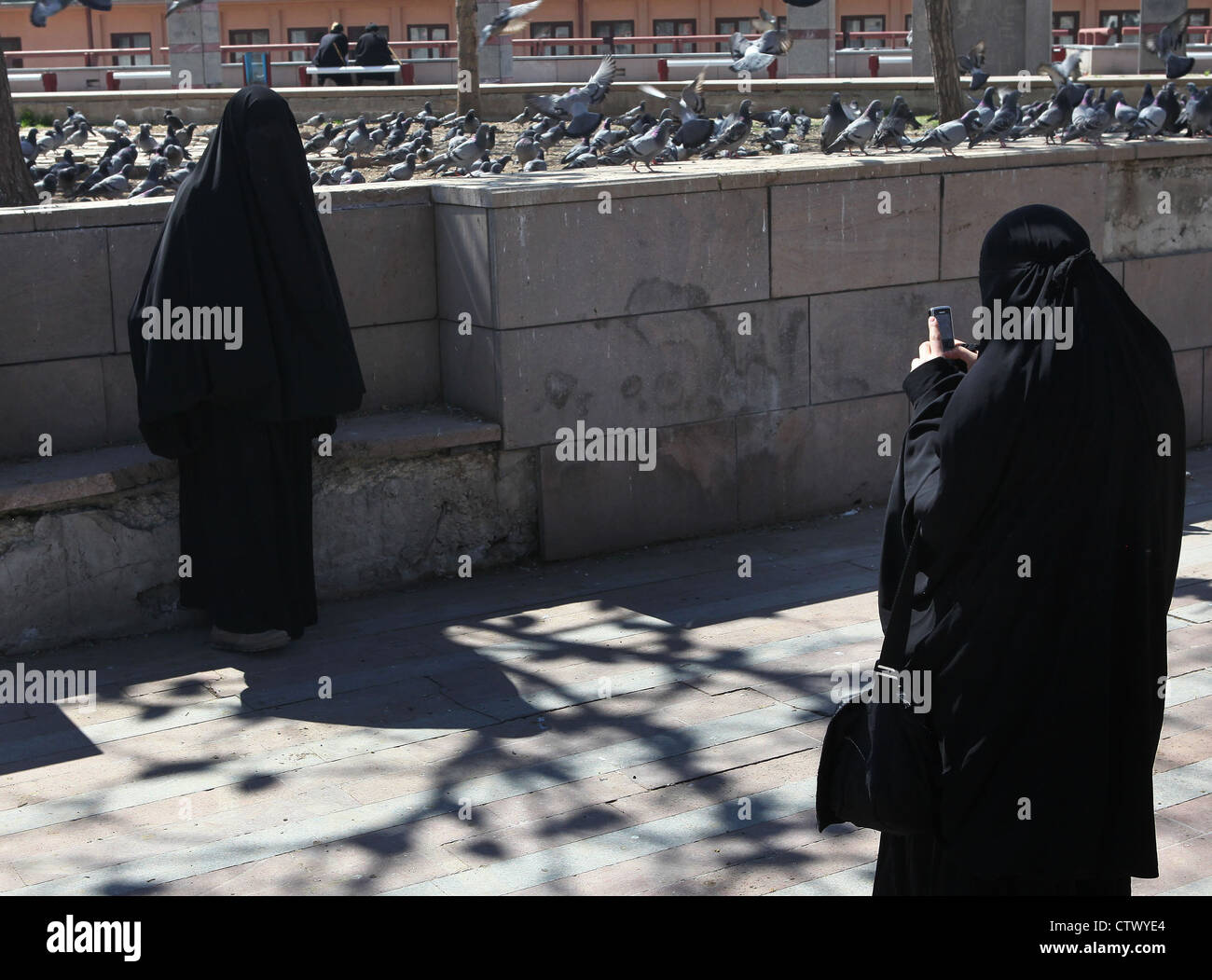 Schwarz verschleierte Frauen mit Handy-Kamera-Ankara-Türkei Stockfoto