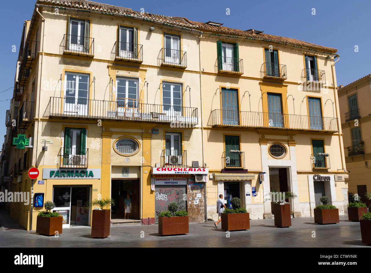 Kleine Geschäfte unter Wohnungen im spanischen Malaga Altstadt Stockfoto