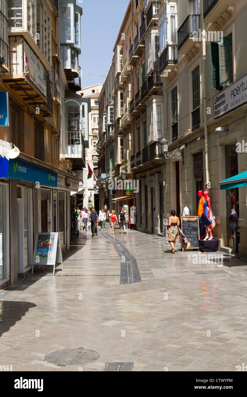 Geschäfte entlang einer schmalen Straße in der Altstadt von Malaga Spanien Stockfoto