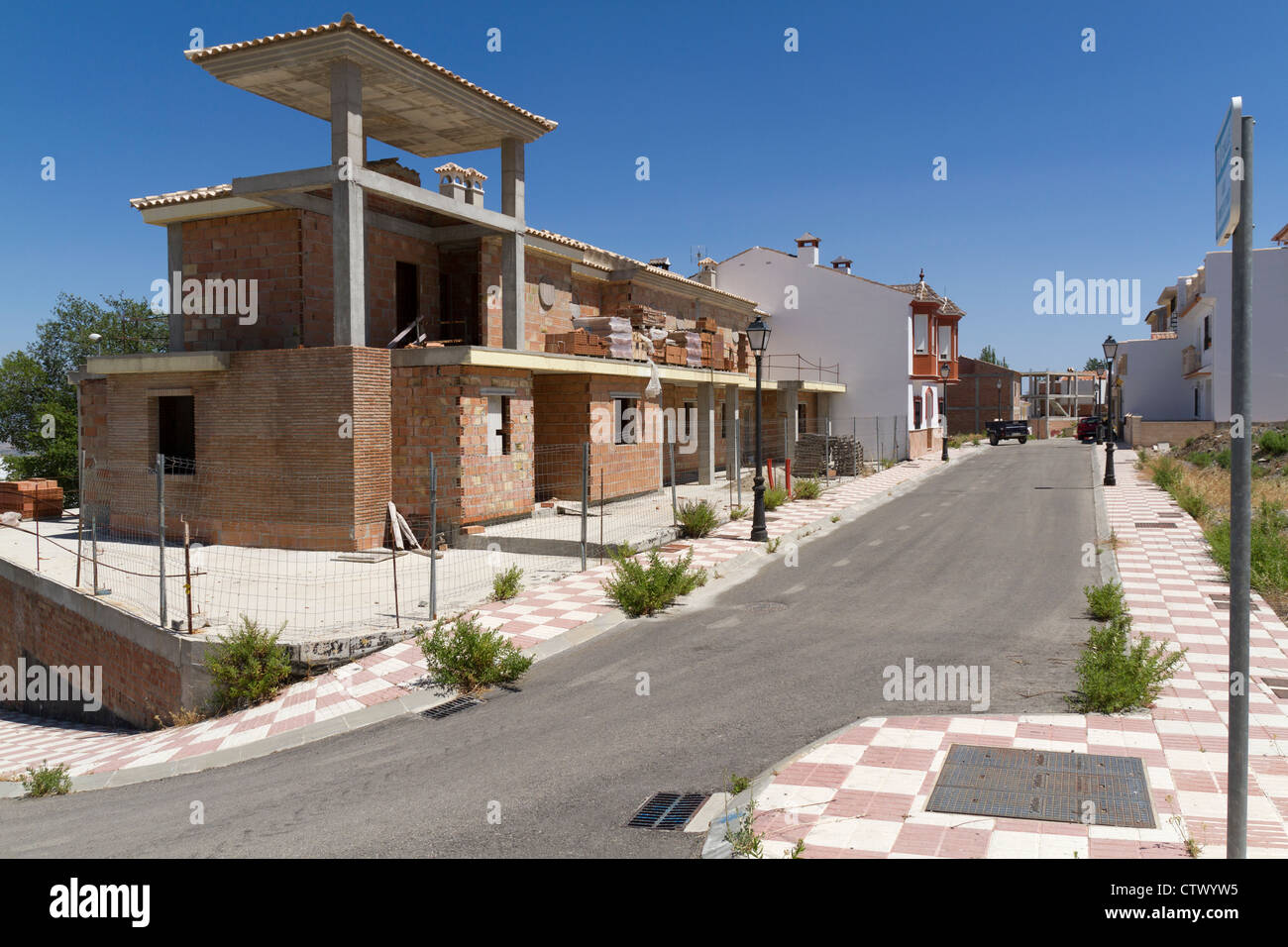 Freie Stelle gebauten Häusern im spanischen Dorf Spaniens Colmenar Stockfoto