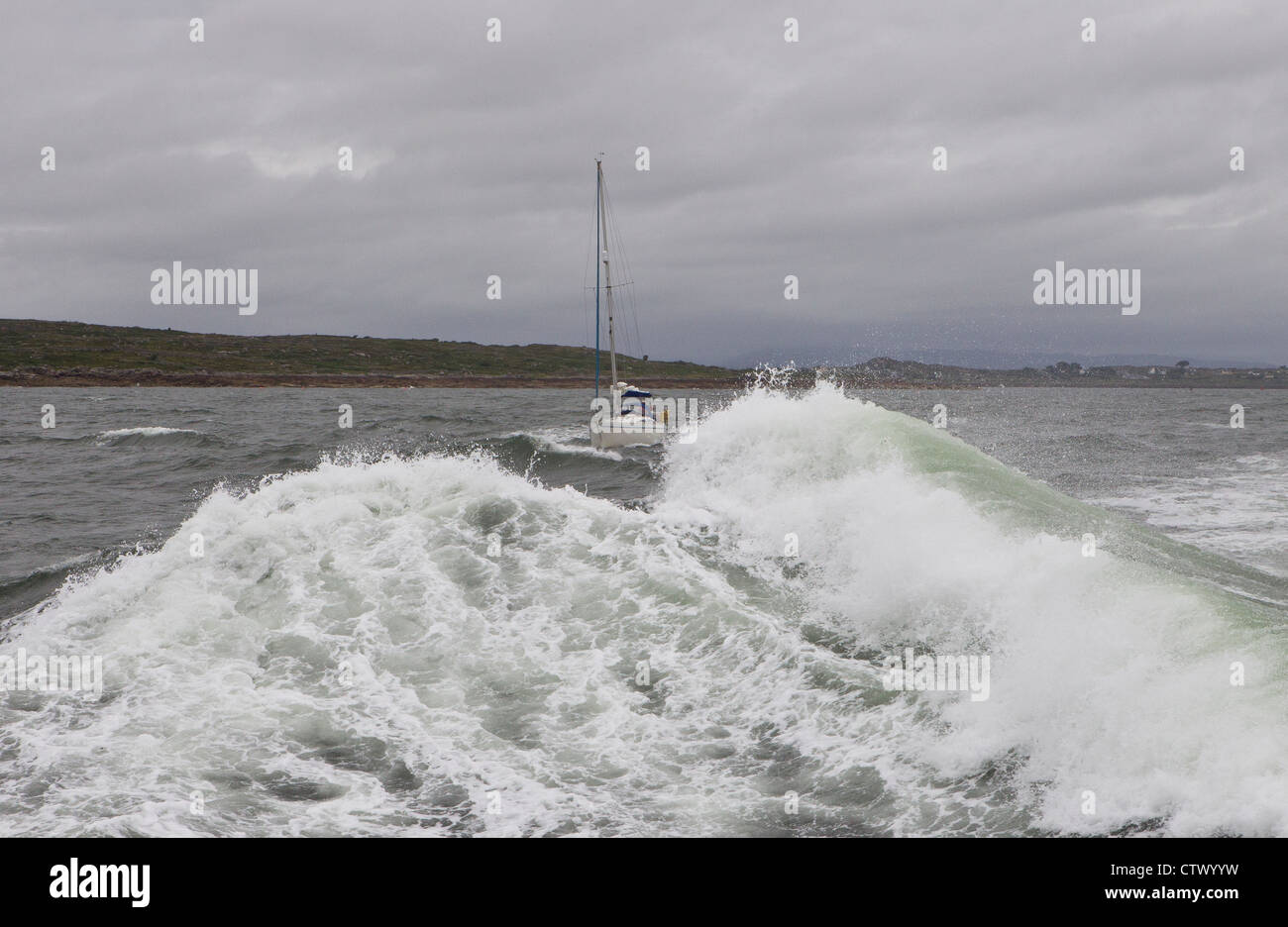 Yacht in stürmischer See Stockfoto