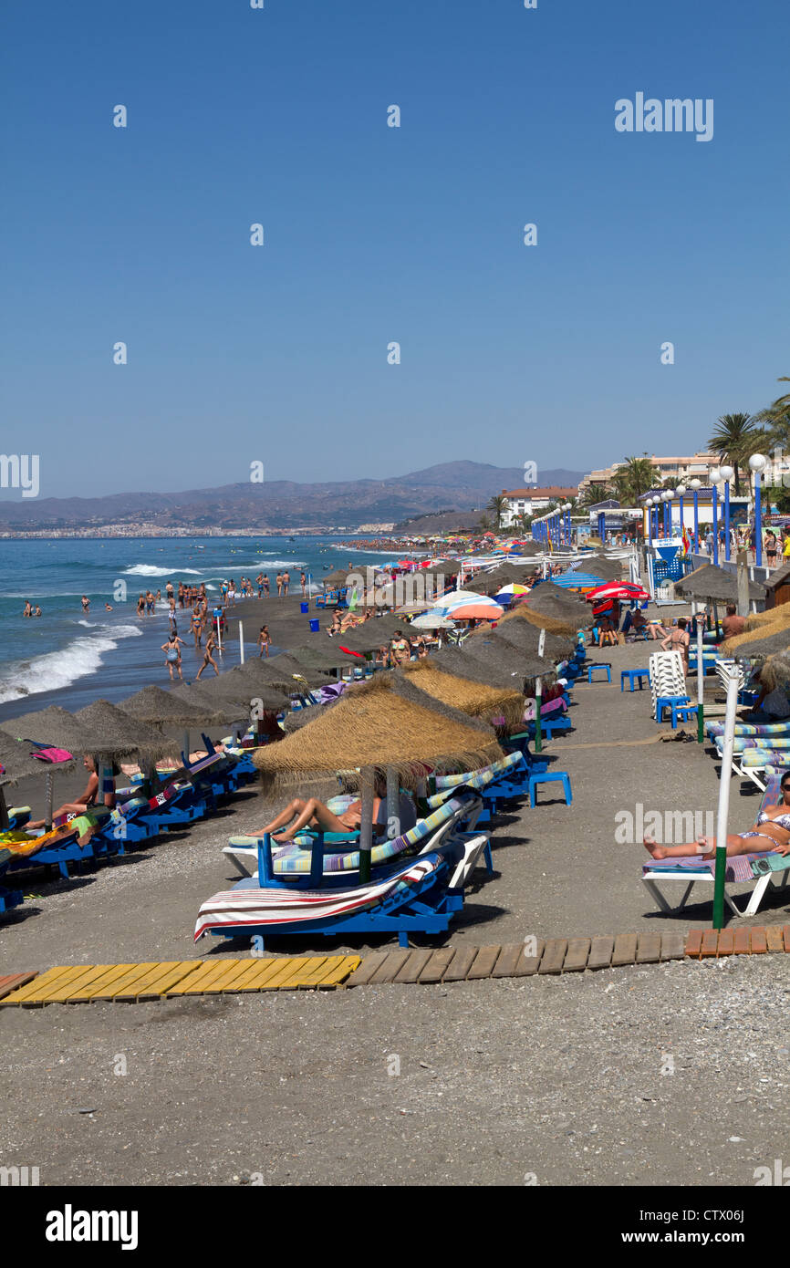 Überfüllten Strand an der Playa Ferrara Torrox Spanien Stockfoto