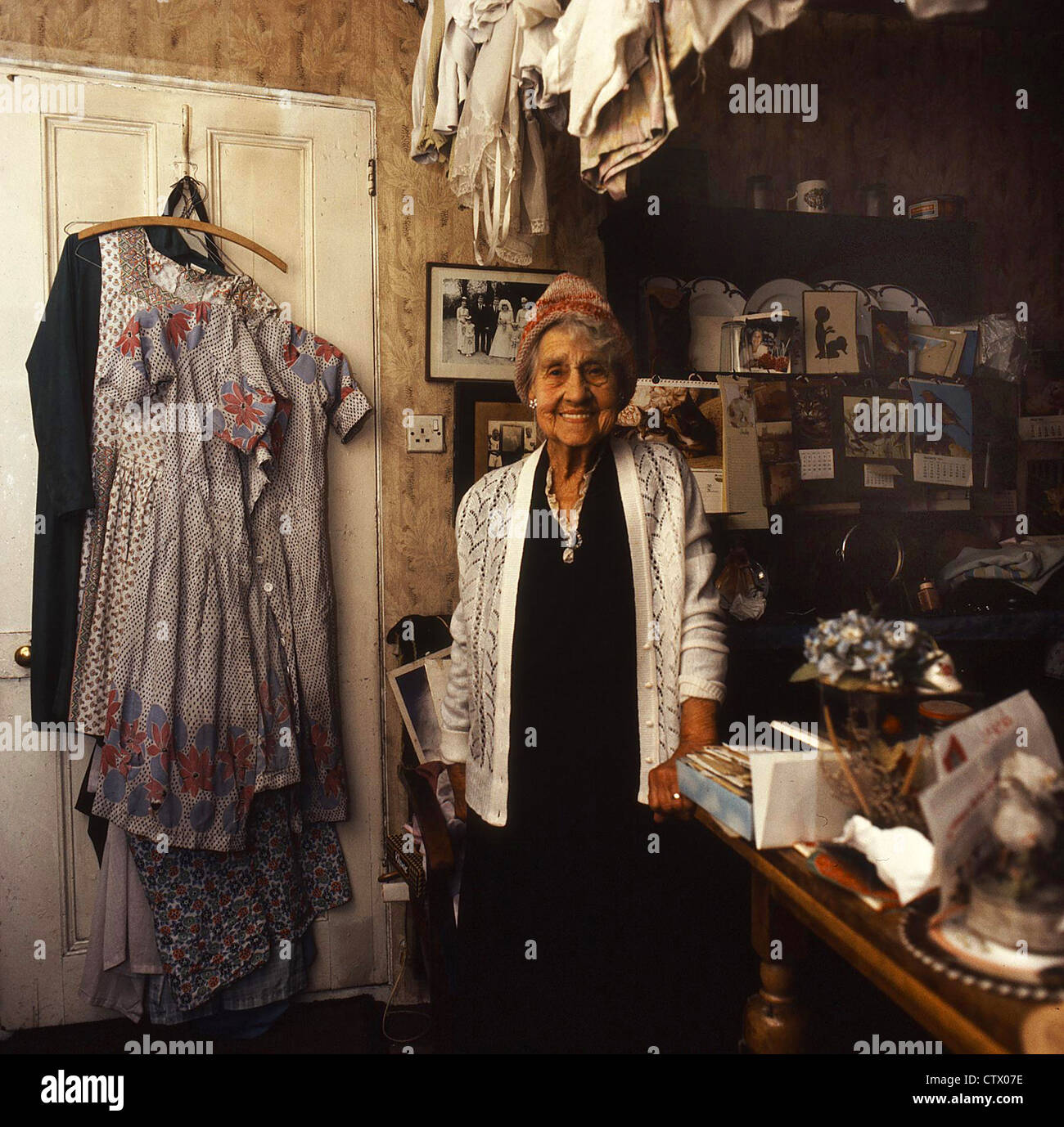 90 Jahre alten verstorbenen Tante "Jessie" in ihrem eigenen Zuhause. 6 x 6 Transparenz Scan. Stockfoto