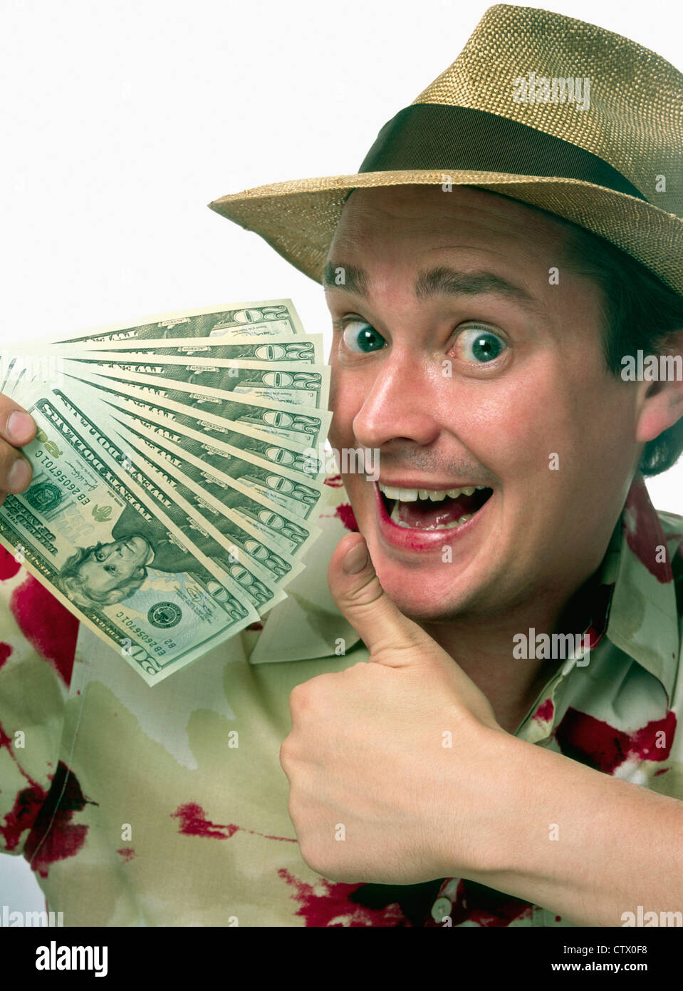 Ein goofy Mann hält US-Dollar. Stockfoto
