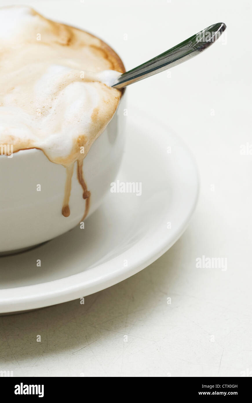 Nahaufnahme von Cappucino und Löffel Stockfoto
