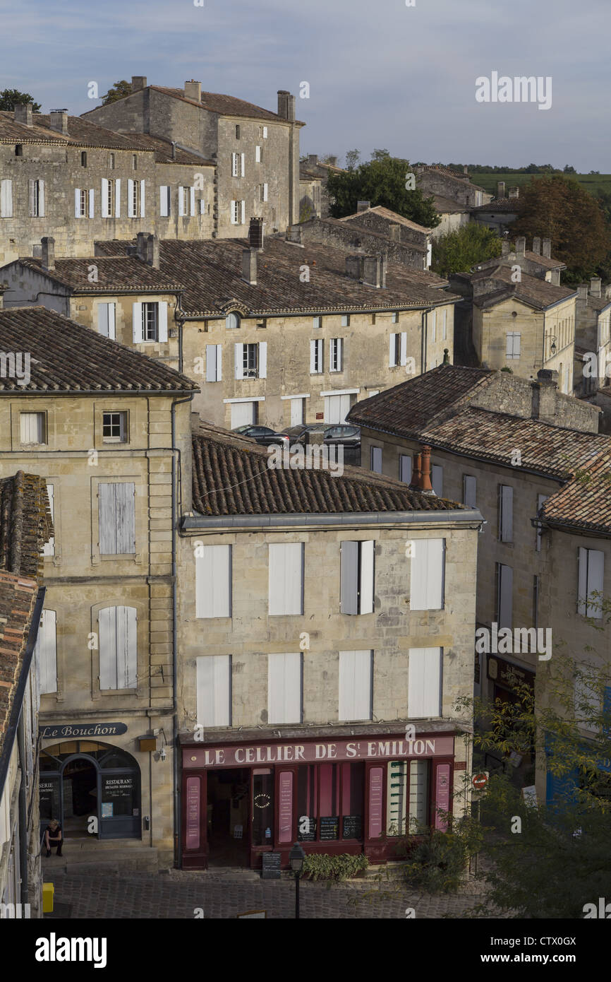 Mit Blick auf den Stadtplatz, Saint Emilion, Bordeaux, Frankreich Stockfoto