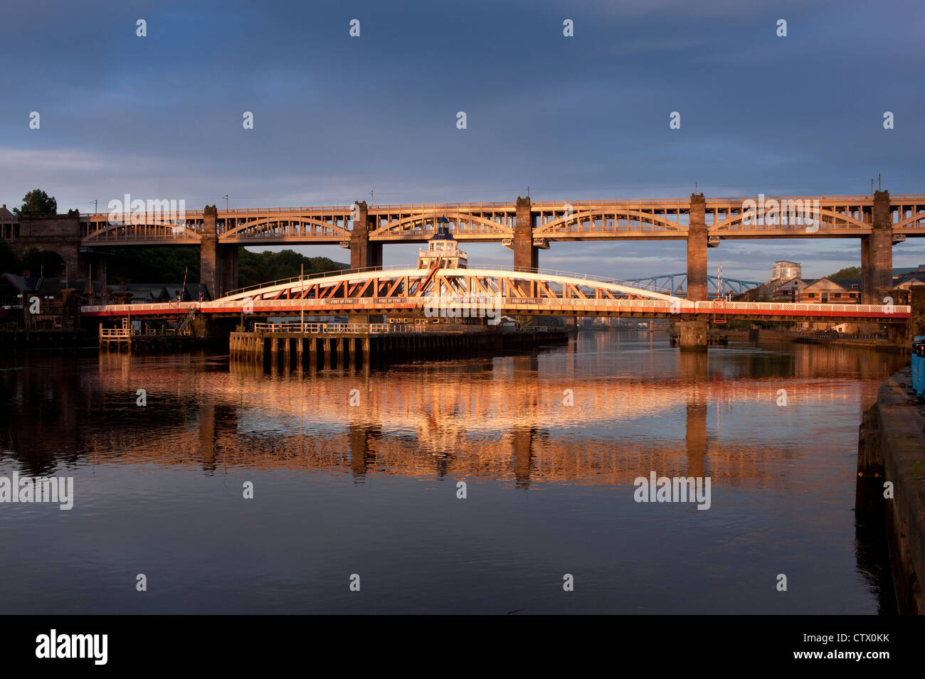 NEWCASTLE, Großbritannien - 02. AUGUST 2012: Die Swing Bridge und die High Level Bridge über dem Fluss Tyne, beleuchtet von der frühen Morgensonne Stockfoto