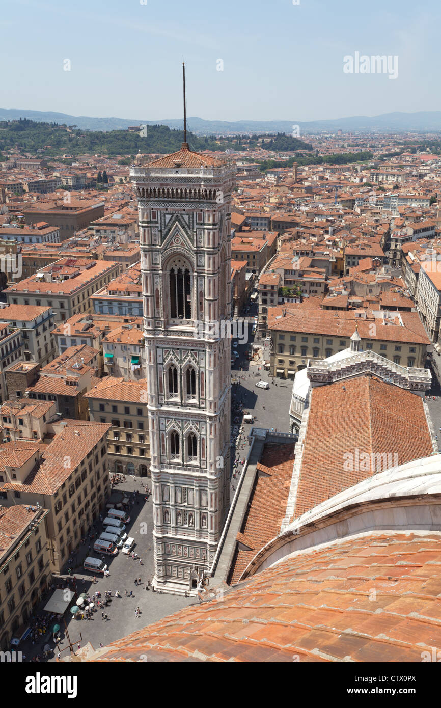 Campanile Giottos und das Dach der Basilika di Santa Maria del Fiore in Florenz, Italien. Stockfoto