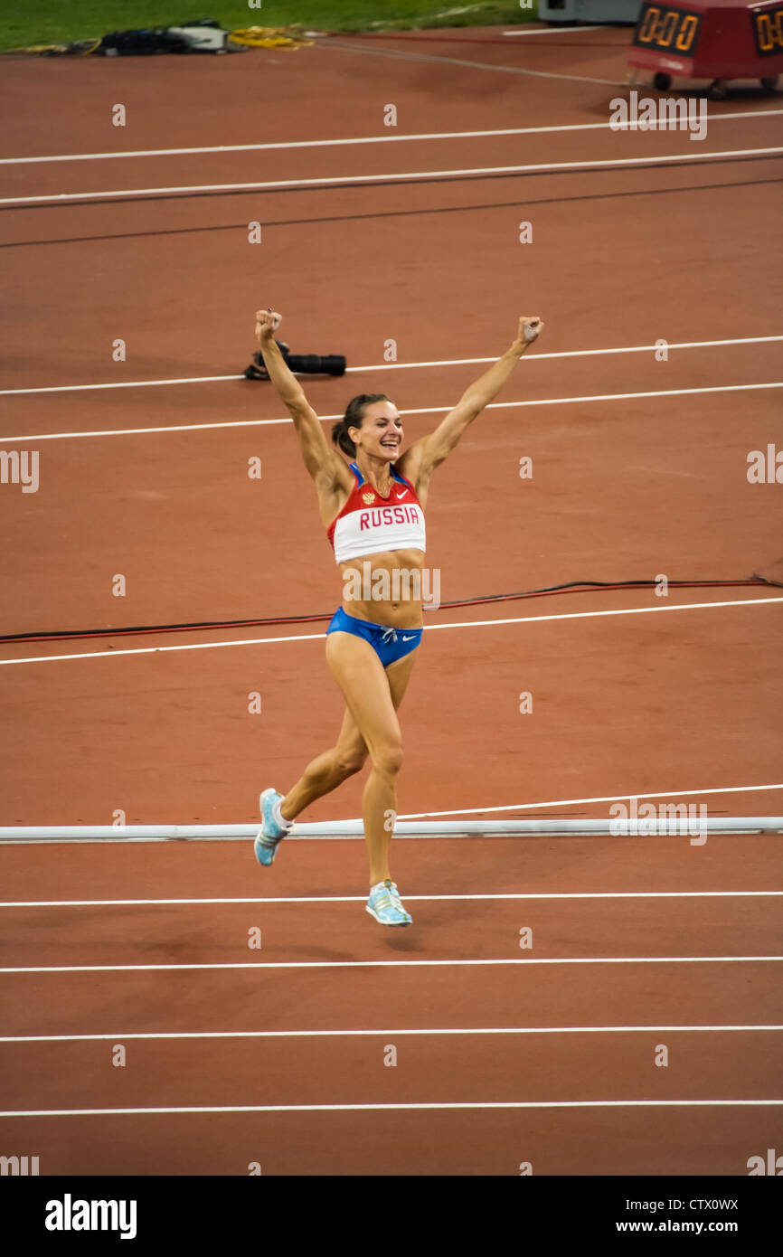 Russlands Yelena Isinbayeva bricht der Frauen Stabhochsprung Weltrekord die  Goldmedaille und Victory Lap in Peking Sommer Spiele zu gewinnen  Stockfotografie - Alamy