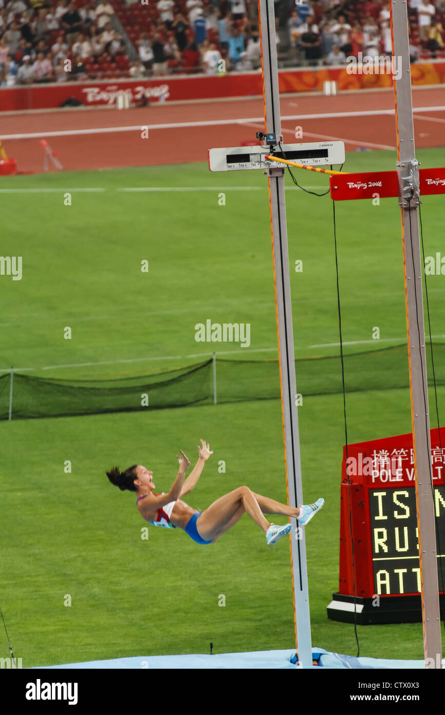 Peking, China Russland Yelena Isinbayeva gleitet über die Bar der Stabhochsprung Weltrekord zu brechen und Gold der Frauen Medaille Stockfoto