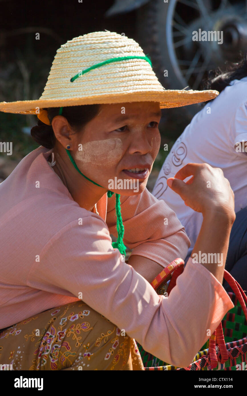 BURMESISCHE Frau mit typischen Hut auf dem Wochenmarkt am MAING THAUK - INLE-See, MYANMAR Stockfoto