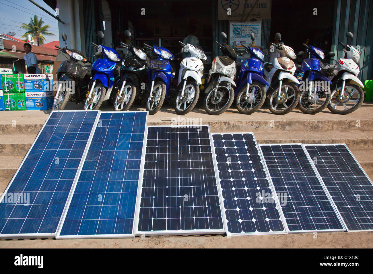 Motorräder und Sonnenkollektoren für Verkauf in KENGTUNG auch bekannt als KYAINGTONG - MYANMAR Stockfoto