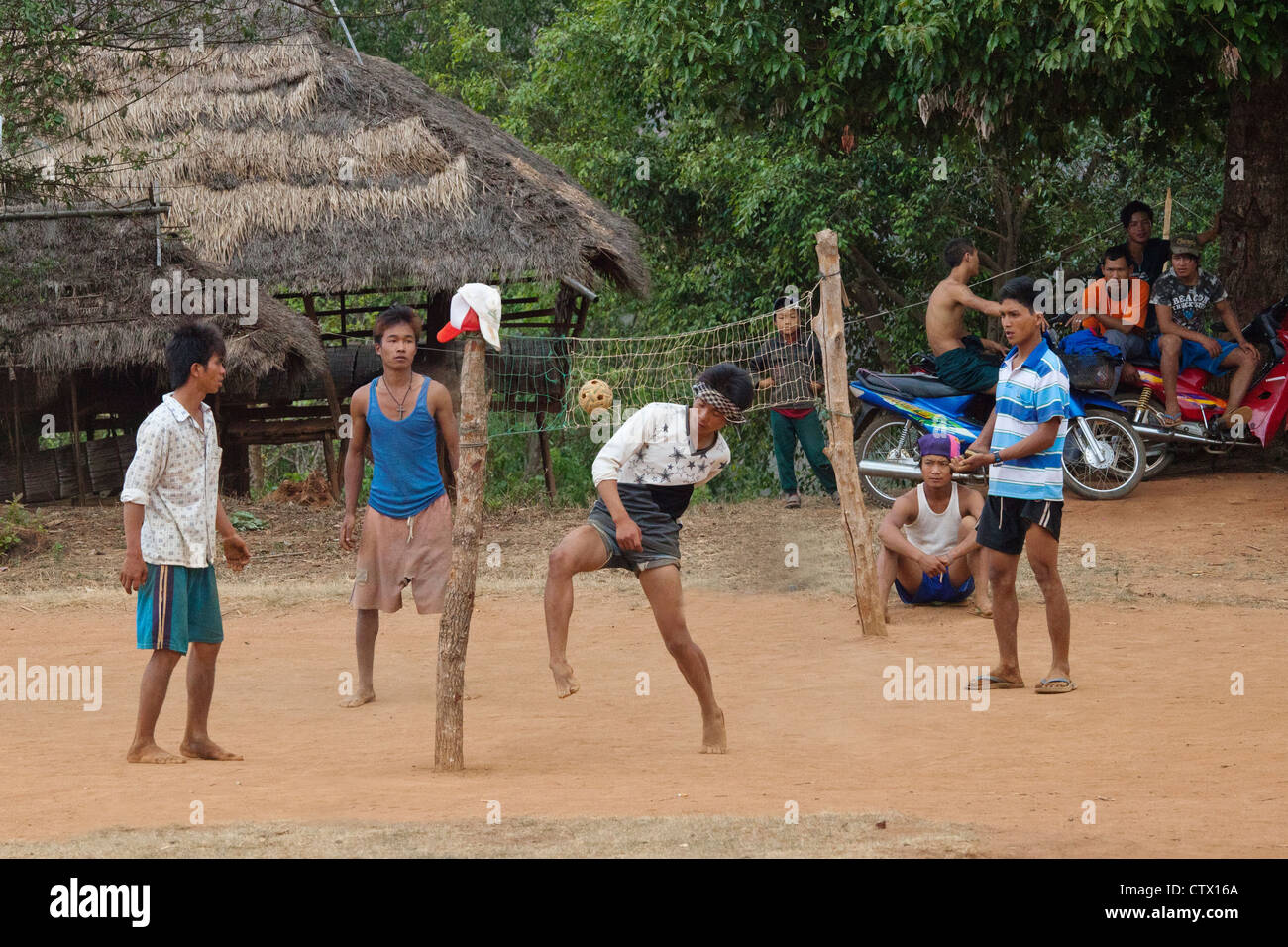 AKHA junge Männer spielen eine Version von Volleyball über ihren Köpfen - Dorf in der Nähe von KENGTUNG oder KYAINGTONG, MYANMAR Stockfoto