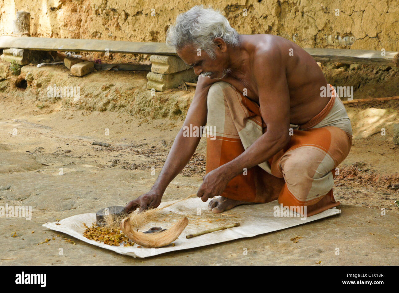Mann Verdrehung Kokosfaser (Kokos) in Bindfäden, Sri Lanka Stockfoto