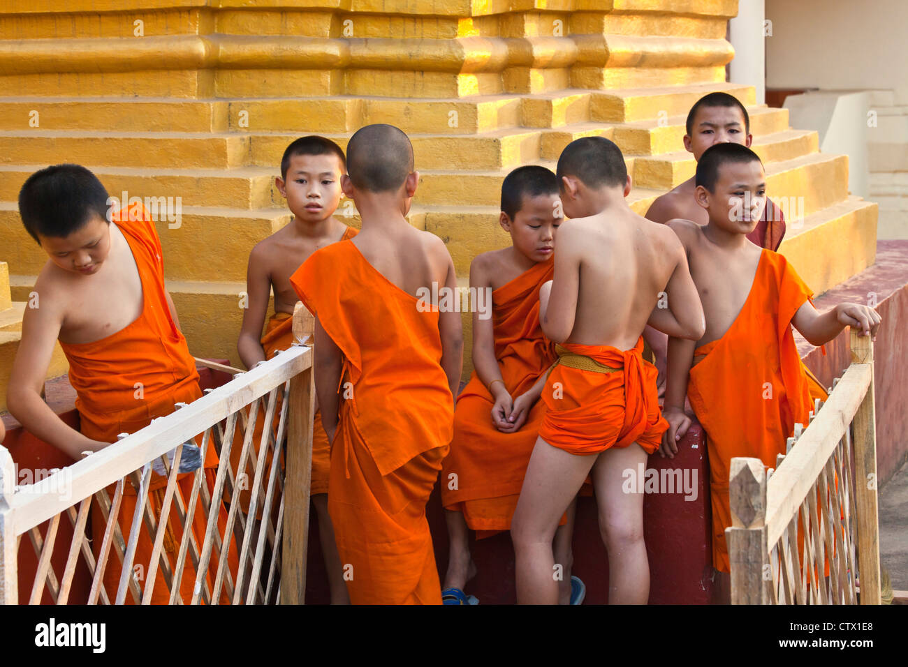 Junge Mönche werden am WAT JONG KHAM stammt aus mindestens dem 13. Jahrhundert - KENGTUNG auch bekannt als KYAINGTONG, MYANMAR ausgebildet. Stockfoto