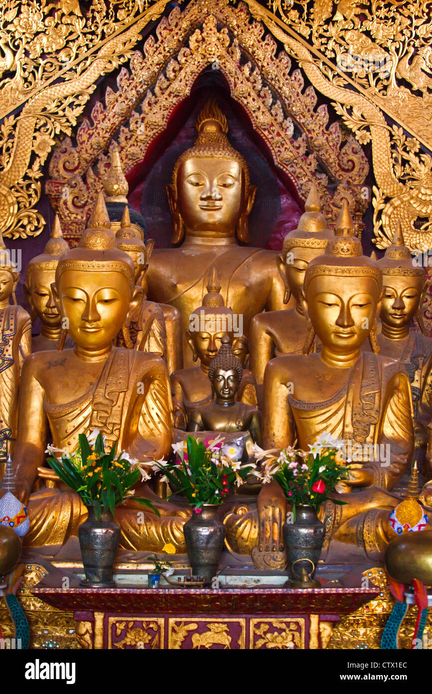 Alte hölzerne BUDDHA-Statuen in der Hauptkapelle des WAT JONG KHAM - KENGTUNG auch bekannt als KYAINGTONG, MYANMAR Stockfoto