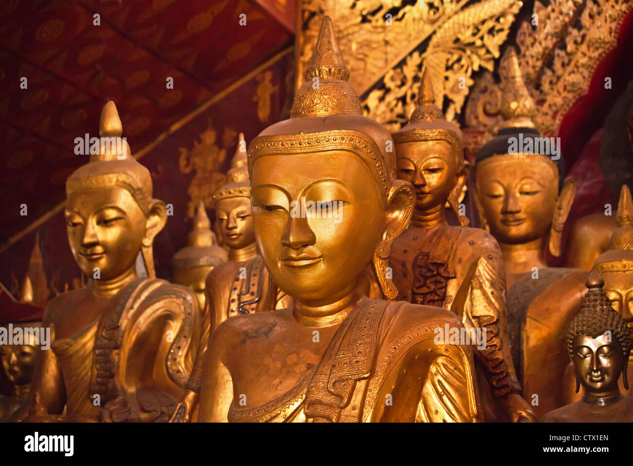 Alte hölzerne BUDDHA-Statuen in der Hauptkapelle des WAT JONG KHAM - KENGTUNG auch bekannt als KYAINGTONG, MYANMAR Stockfoto