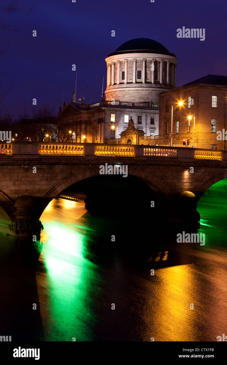 Brücke über den Fluss Liffey Dublin in der Nacht Stockfoto