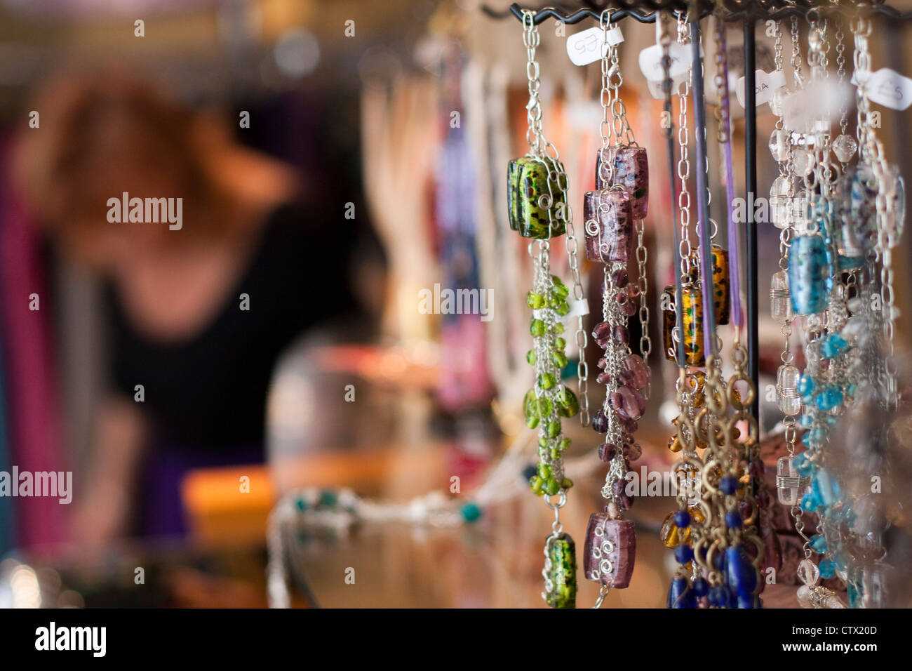 Fairtrade-Schmuck in einem Geschäft Stockfoto