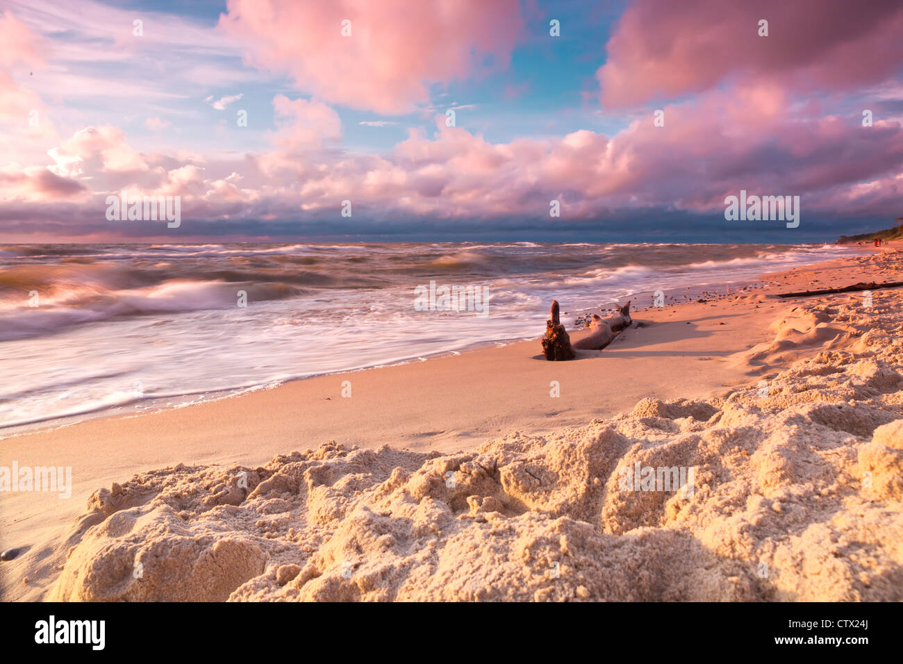 Schöner Sonnenuntergang am Baltischen Meer. Polen am Meer. Stockfoto