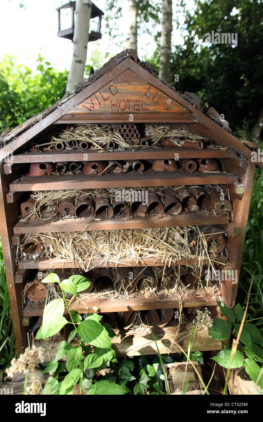 Ein wildes Leben-Hotel in einem Garten mit Verschachtelung Plätze auf verschiedenen Etagen Flora und Fauna Stockfoto