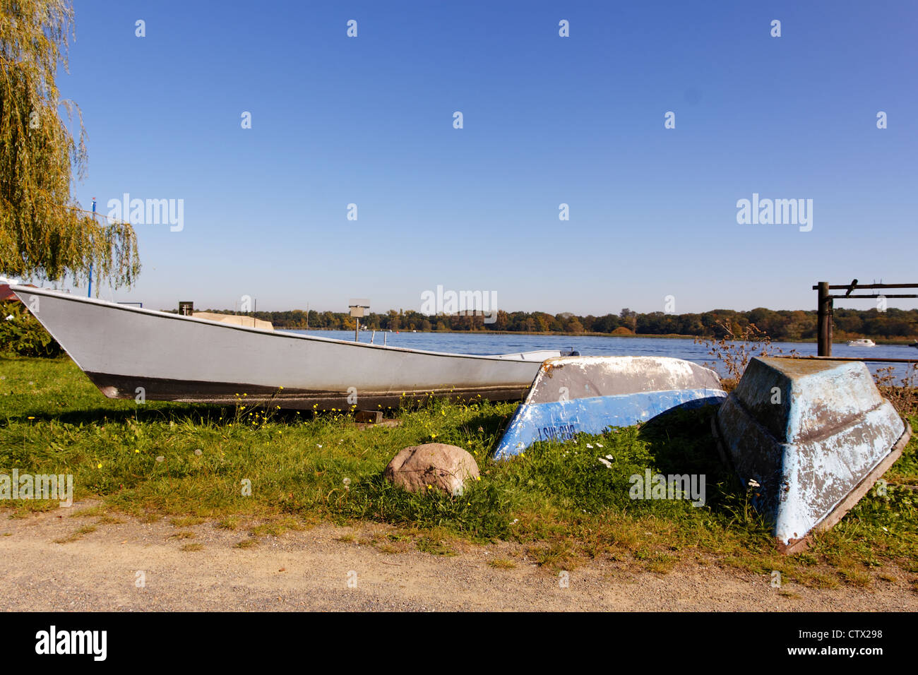 Boote an Land gezogen, an einem See in der Nähe von Berlin, Deutschland. Stockfoto