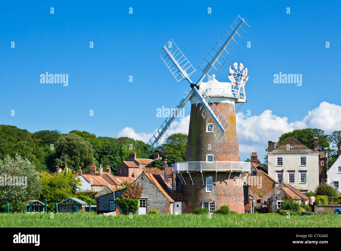 Restaurierte Windmühle aus dem 18. Jahrhundert in Cley neben dem Meer Norfolk East Anglia England Großbritannien GB Europa Stockfoto