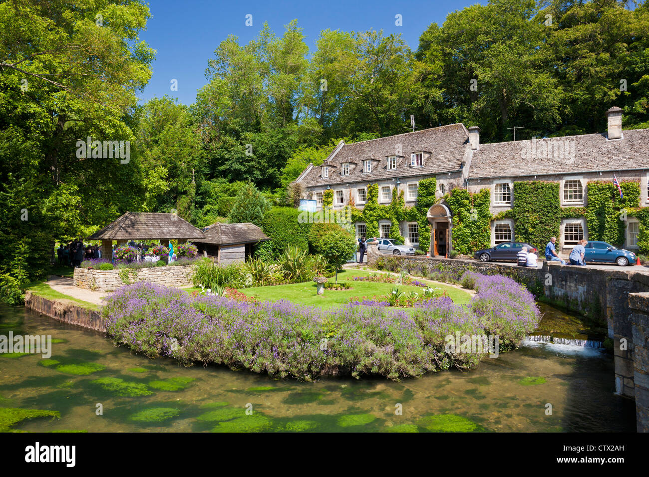 Cotswolds Dorf Bibury und River Coln mit dem Swan Hotel Bibury Cotswolds Gloucestershire England GB Europa Stockfoto