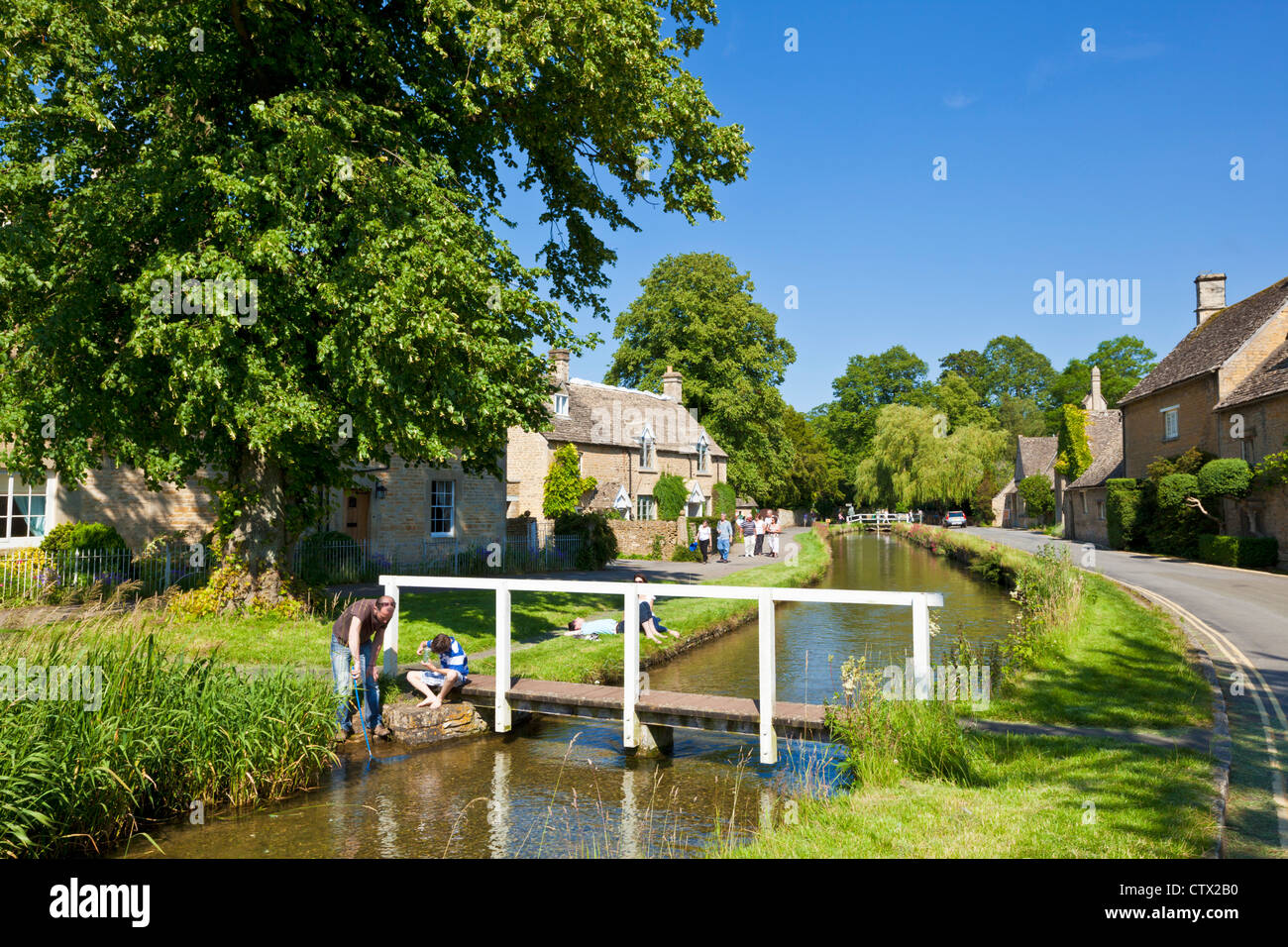 Cotswolds Village of Lower Slaughter mit dem River Eye schlängelt sich durch das Dorf cotswolds Gloucestershire England UK GB Europe Stockfoto