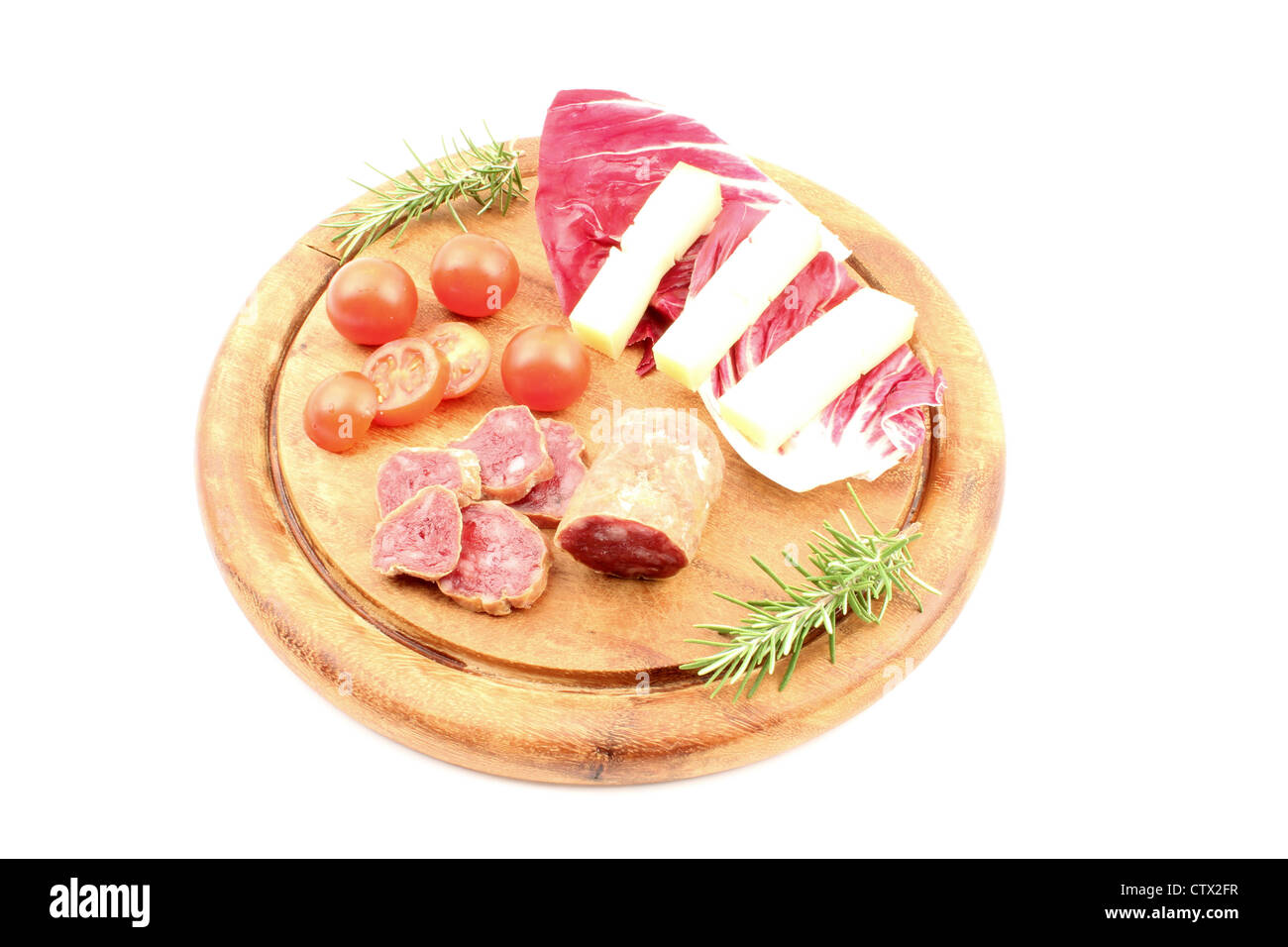 Fleisch und Käse mit Tomaten über Board und einen kleinen Zweig Rosmarin schneiden. Stockfoto